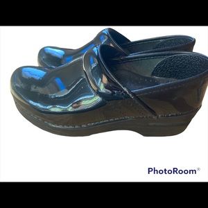 Dansko Women’s Black Shiny Patent Leather slip on clogs size 37